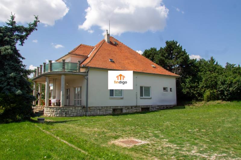 INVESTIČNÁ PRÍLEŽITOSŤ – Na predaj Komplexné centrum v Nitre  - Rodinný dom na ulici Pod sokolom v Nitre s veľkou záhradou a terasou.