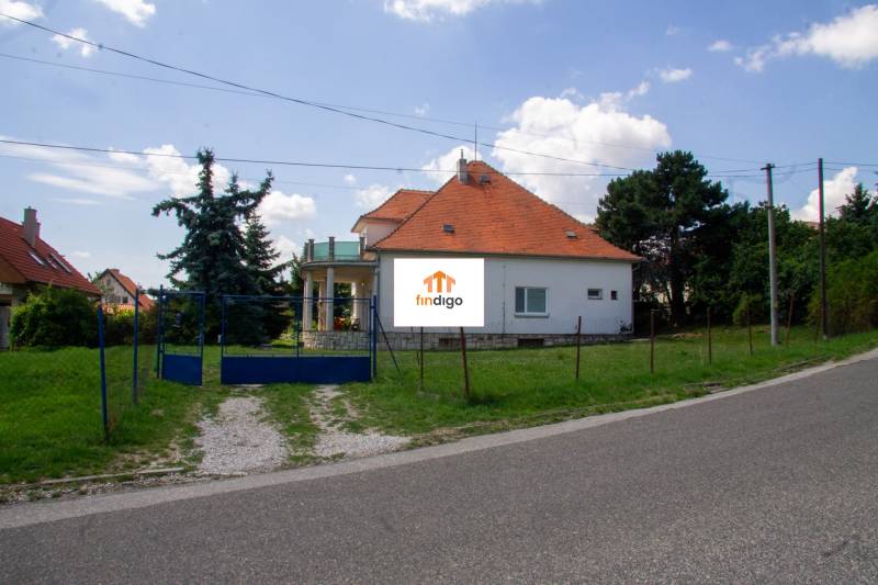 INVESTIČNÁ PRÍLEŽITOSŤ – Na predaj Komplexné centrum v Nitre  - Rodinný dom na ulici Pod sokolom v Nitre, s výrazným červeným strešným obkladom.