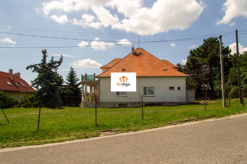 INVESTIČNÁ PRÍLEŽITOSŤ – Na predaj Komplexné centrum v Nitre  - Rodinný dom na ulici Pod sokolom v Nitre so záhradou a zelenej farby strechou.