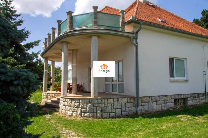 INVESTIČNÁ PRÍLEŽITOSŤ – Na predaj Komplexné centrum v Nitre  - Rodinný dom na ulici Pod sokolom v Nitre s vonkajším posedením a záhradou.