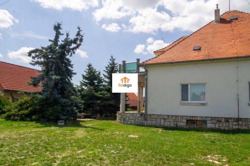 INVESTIČNÁ PRÍLEŽITOSŤ – Na predaj Komplexné centrum v Nitre  - Rodinný dom v Nitre na ulici Pod sokolom so záhradou a stromami.