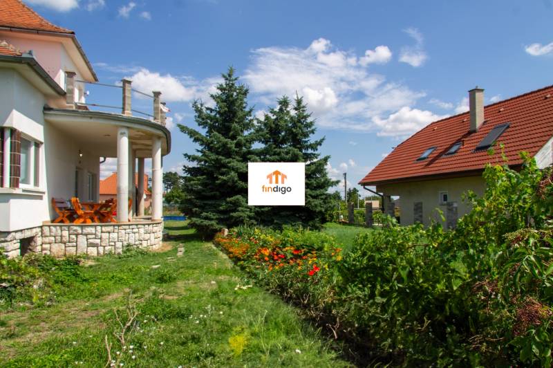 INVESTIČNÁ PRÍLEŽITOSŤ – Na predaj Komplexné centrum v Nitre  - Rodinný dom v Nitre na ulici Pod sokolom s terasou, záhradou a ihličnanmi.