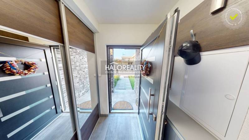 Predaj, rodinný dom Batizovce, + polyfunkčný objekt,... - Vstupná chodba do rodinného domu s podlahou s dreveným dekorom a zrkadlom.