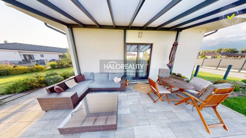 Predaj, rodinný dom Batizovce, + polyfunkčný objekt,... - Terasa rodinného domu v Batizovciach s pohodlným sedením a stolom na relaxáciu.