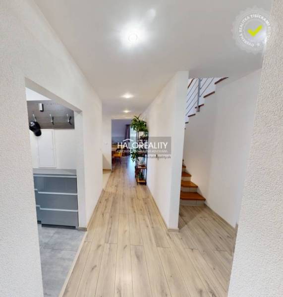 Predaj, rodinný dom Batizovce, + polyfunkčný objekt,... - Interiér rodinného domu s podlahou s dreveným dekorom a schodmi.