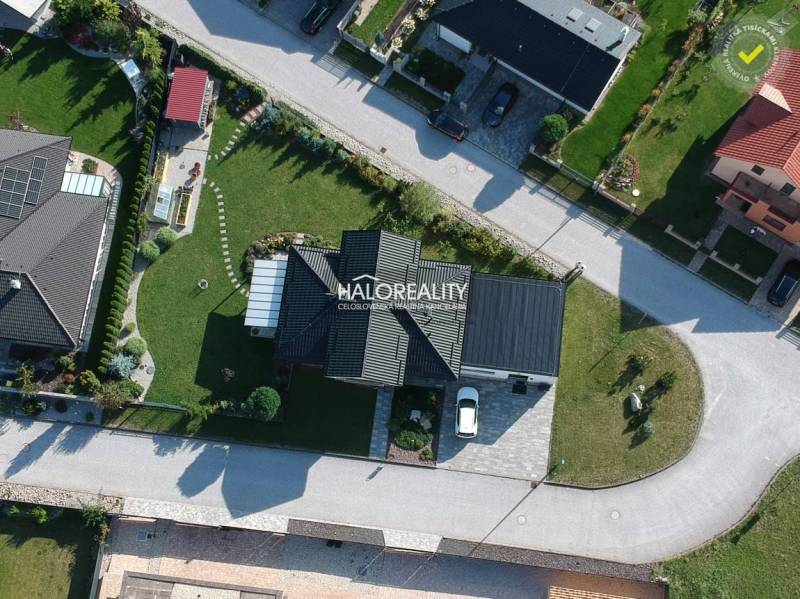 Predaj, rodinný dom Batizovce, + polyfunkčný objekt,... - Letecký pohľad na rodinný dom v Batizovciach s udržiavanou záhradou a pergolou.