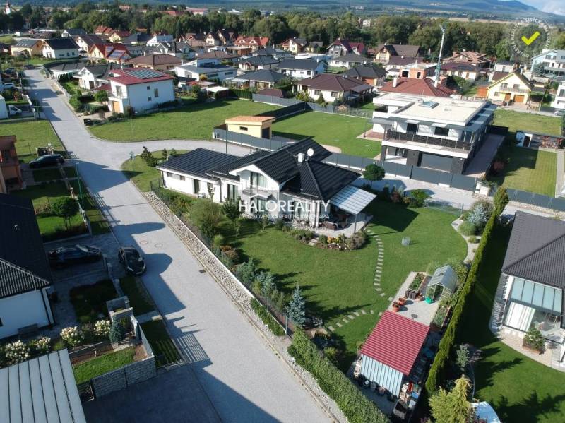 Predaj, rodinný dom Batizovce, + polyfunkčný objekt,... - Letecký pohľad na rodinný dom v Batizovciach so zelenou záhradou a okolitými domami.