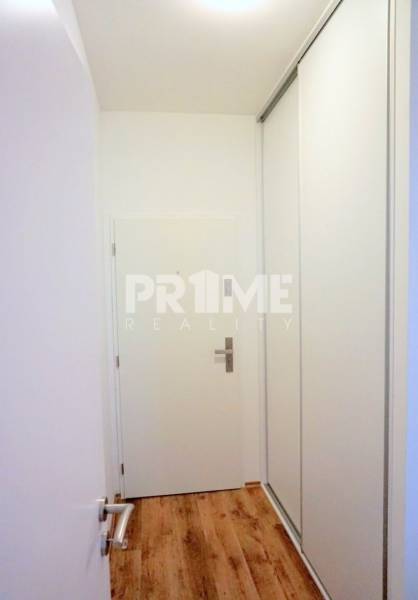 MODERNÝ 2i byt, NOVOSTAVBA, CENTRUM, Suché Mýto, Staré Mesto - Chodba 2-izbového bytu s drevenou podlahou, bielymi stenami a vstavanou skriňou.