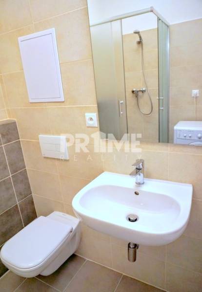 MODERNÝ 2i byt, NOVOSTAVBA, CENTRUM, Suché Mýto, Staré Mesto - Kúpeľňa so sprchovým kútom a toaletou v 2-izbovom byte.