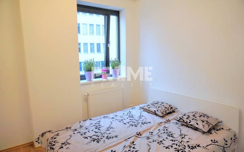 MODERNÝ 2i byt, NOVOSTAVBA, CENTRUM, Suché Mýto, Staré Mesto - Svetlá spálňa s oknom a kvetinovými vzormi v 2-izbovom byte.