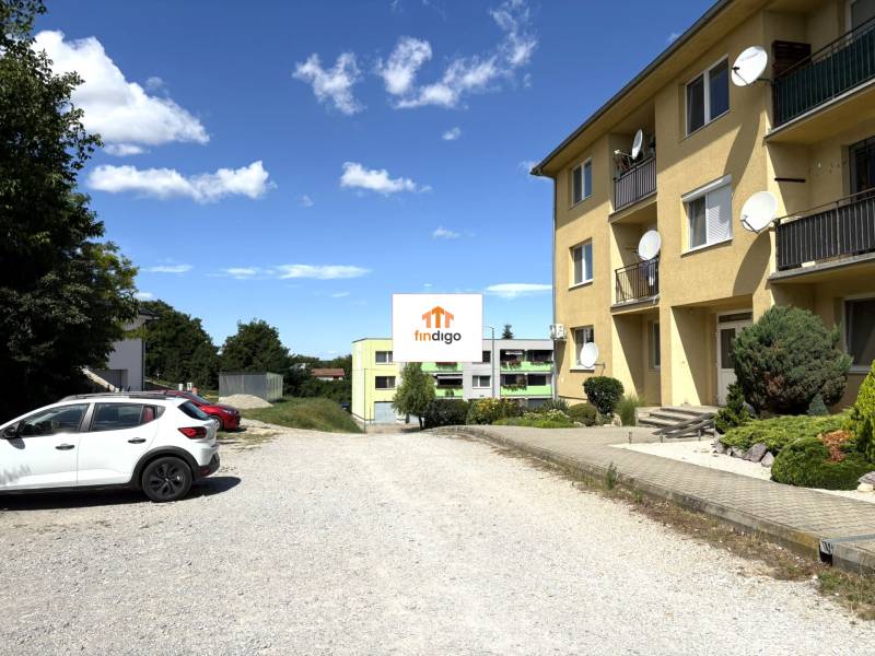 PREDAJ-  2 izbový byt neďaleko Nitry v obci Jarok - Parkovisko pri budovách v Jarku s 2-izbovými bytmi.