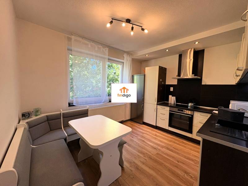 PREDAJ-  2 izbový byt neďaleko Nitry v obci Jarok - Kuchyňa v 2-izbovom byte s rohovou sedačkou a drevenou podlahou.