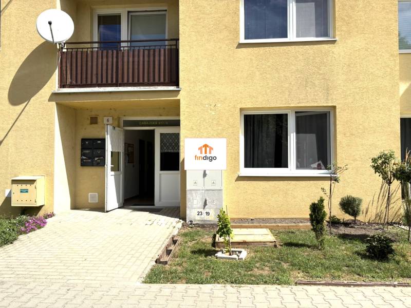 PREDAJ-  2 izbový byt neďaleko Nitry v obci Jarok - Vstup do budovy s 2-izbovým bytom v Jarku, so satelitnou anténou na balkóne.