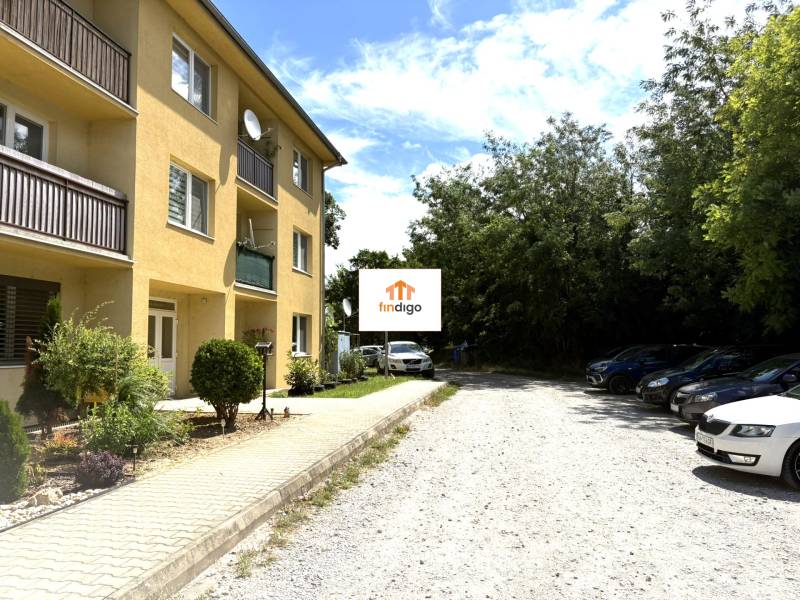 PREDAJ-  2 izbový byt neďaleko Nitry v obci Jarok - Trojetážny bytový dom v Jarku s parkoviskom a okolitou zeleňou.