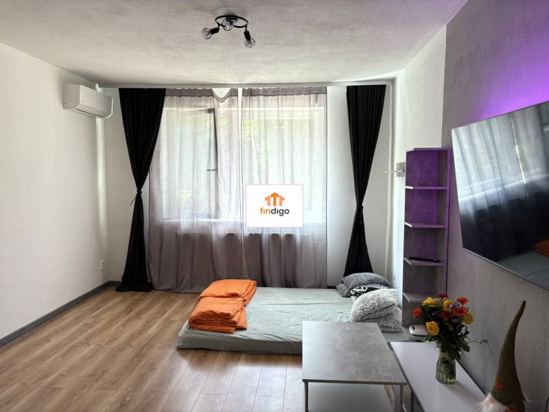 PREDAJ-  2 izbový byt neďaleko Nitry v obci Jarok - Obývacia izba s matracom, stolíkom a televízorom v 2-izbovom byte.