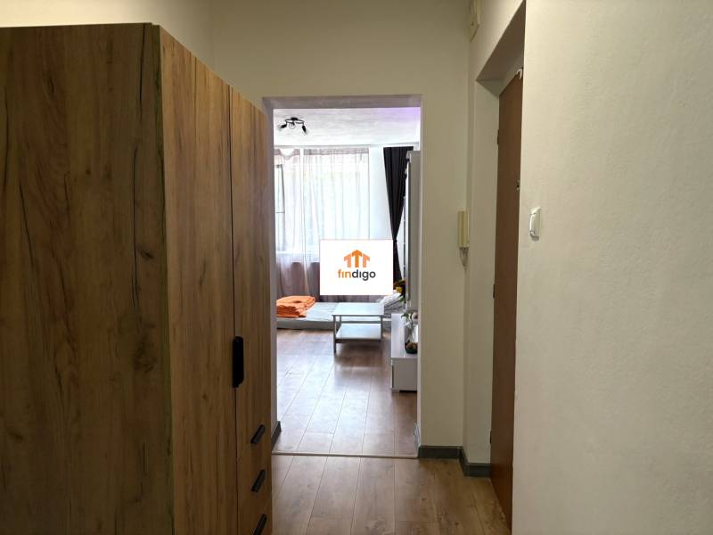 PREDAJ-  2 izbový byt neďaleko Nitry v obci Jarok - Vstupná chodba so vstavanou skriňou vedie do obývačky v 2-izbovom byte.