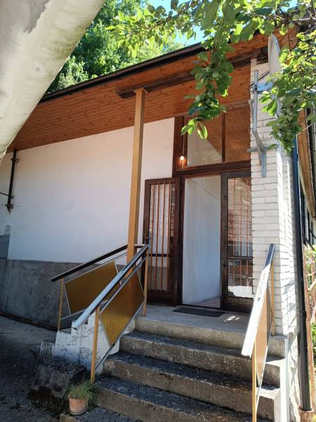 Na predaj  dom v obci Vyhne iba 400m od Vodného raja.  - Rodinný dom na ulici Vyhne so vstupnými schodmi, dreveným podhľadom a jednoduchým zábradlím.