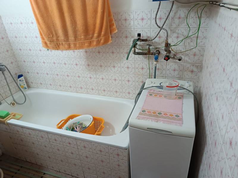 Na predaj  dom v obci Vyhne iba 400m od Vodného raja.  - Kúpeľňa na ulici Vyhne, rodinný dom, obsahuje vaňu, práčku a plynový kotol.