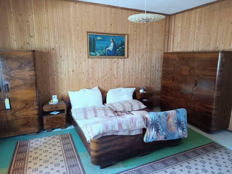 Na predaj  dom v obci Vyhne iba 400m od Vodného raja.  - Drevené obloženie, posteľ, skrine; rodinný dom na ulici Vyhne s klasickým nábytkom.