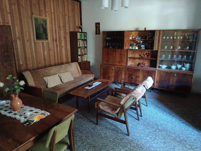 Na predaj  dom v obci Vyhne iba 400m od Vodného raja.  - Obývačka s retro nábytkom, poličky s knihami v rodinnom dome na ulici Vyhne.