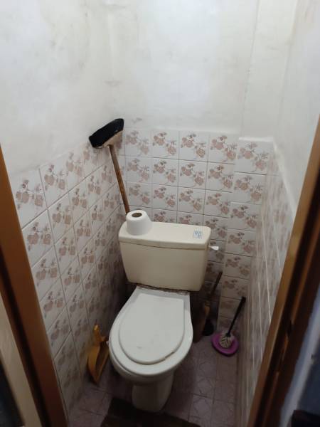 Na predaj  dom v obci Vyhne iba 400m od Vodného raja.  - Toaleta s kachličkami so vzorom na ulici Vyhne v rodinnom dome.