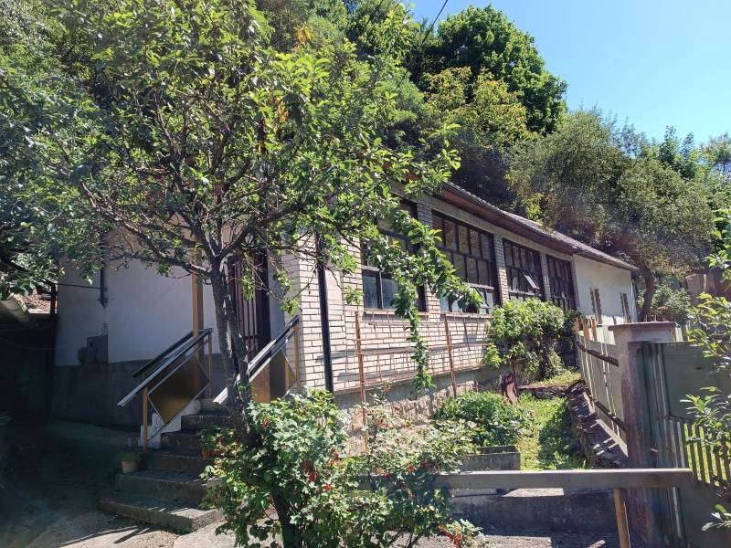 Na predaj  dom v obci Vyhne iba 400m od Vodného raja.  - Rodinný dom pri ulici Vyhne obklopený zeleňou a záhradou so stromami a kríkmi.