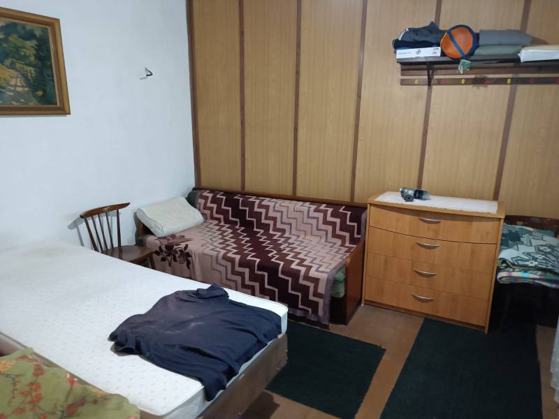 Na predaj  dom v obci Vyhne iba 400m od Vodného raja.  - Izba s dvoma posteľami, stoličkou, drevenou komodou na ulici Vyhne. Rodinný dom.