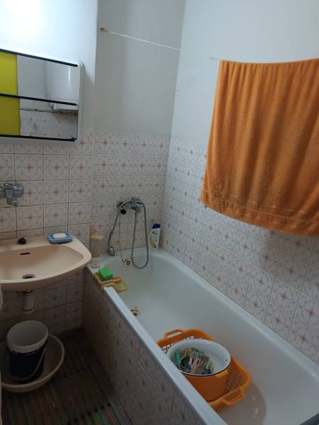 Na predaj  dom v obci Vyhne iba 400m od Vodného raja.  - Kúpeľňa s vaňou, zrkadlom a uterákom, ideálna pre rodinný dom na ulici Vyhne.