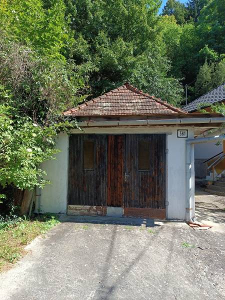 Na predaj  dom v obci Vyhne iba 400m od Vodného raja.  - Garáž v prírode, Vyhne, vedľa rodinného domu obklopená zeleňou, so starou strechou.