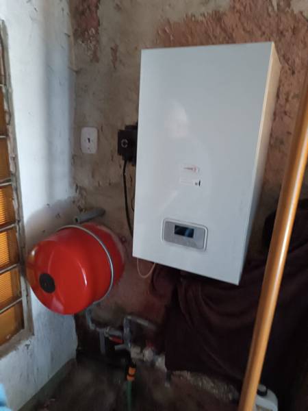 Na predaj  dom v obci Vyhne iba 400m od Vodného raja.  - Kotol a expanzná nádoba pri stene v rodinnom dome na ulici Vyhne.