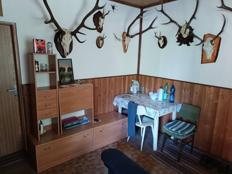 Na predaj  dom v obci Vyhne iba 400m od Vodného raja.  - Lovecké trofeje v Rodinnom dome na ulici Vyhne, drevený interiér s nábytkom a stolom.