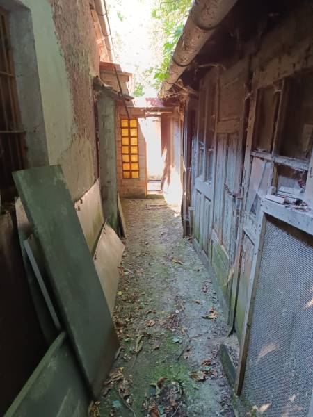 Na predaj  dom v obci Vyhne iba 400m od Vodného raja.  - Úzky prechod medzi budovami, vidieť chátrajúce steny, na ulici Vyhne pri rodinnom dome.