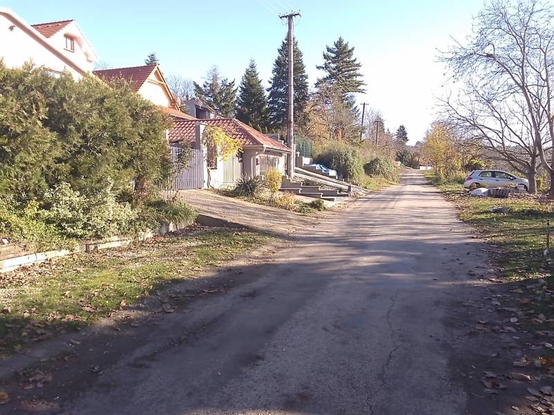 Štýlový rekreačný domček Levice - Pokojná ulica s chatami v Starých Leviciach, rekreačná lokalita, obklopená zeleňou a stromami.
