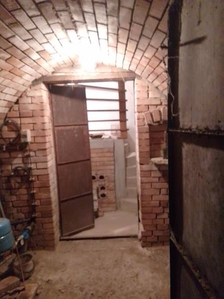 Štýlový rekreačný domček Levice - Tehlová pivnica v chate so vstupom a schodami. Skúmanie vinnej pivnice.