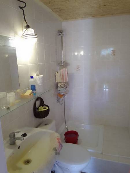 Štýlový rekreačný domček Levice - Kúpeľňa v Chate s umývadlom, sprchovým kútom a toaletou v jasnom osvetlení.