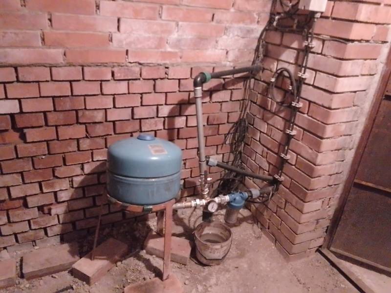 Štýlový rekreačný domček Levice - Tehlová stena a vodárenské zariadenie v interiéri chaty.