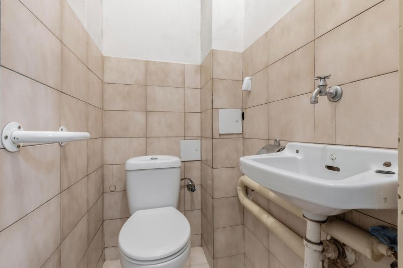 3- izb. byt o výmere 105m2 v historickom centre. - Kúpeľňa v 3-izbovom byte, s toaletou a umývadlom na svetlých obkladačkách.