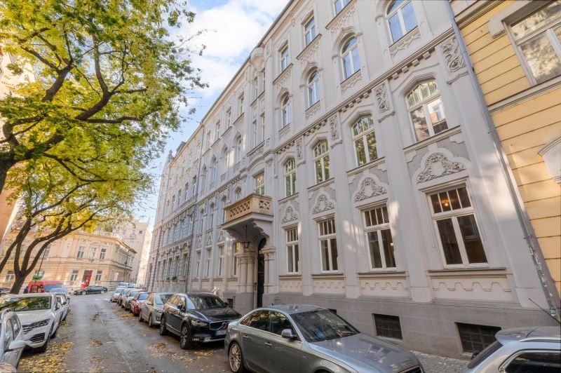 3- izb. byt o výmere 105m2 v historickom centre. - Historická budova na Kúpeľnej ulici v Bratislave - Starom Meste, lemovaná zaparkovanými autami.
