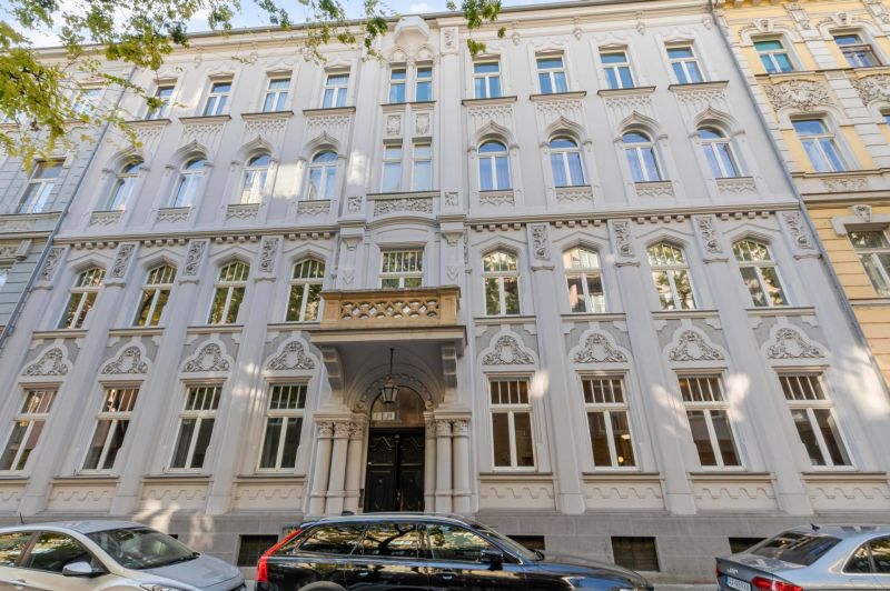 3- izb. byt o výmere 105m2 v historickom centre. - Historická fasáda budovy v Bratislave na Kúpeľnej ulici, zdobená architektonickými detailmi.