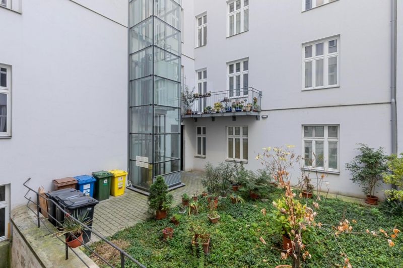 3- izb. byt o výmere 105m2 v historickom centre. - Vnútorný dvor s výťahom, kontajnermi a kvetinami pri 3-izbovom byte.