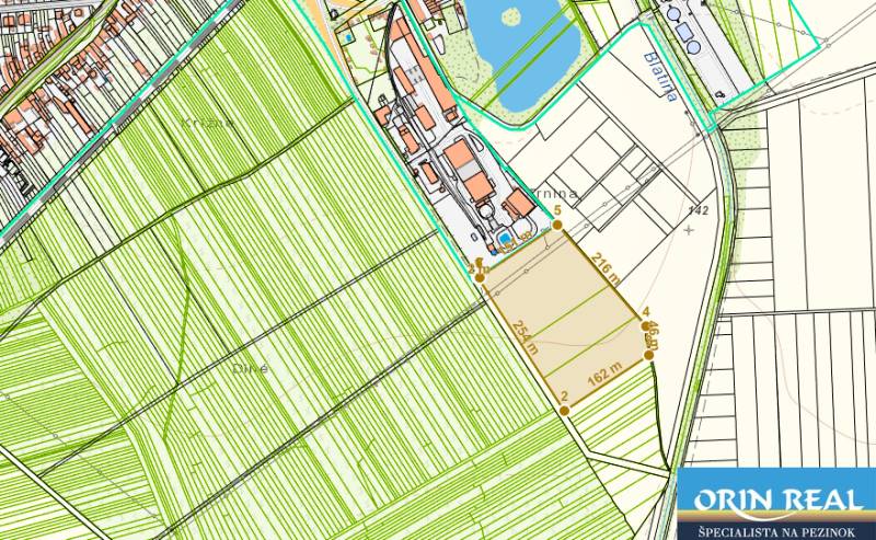 PREDAJ INVESTIČNÉHO POZEMKU V PK-GRINAVA - Letecká mapa zobrazuje pozemky na ulici Trnina, blízko komerčných oblastí.