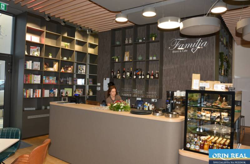 PRENÁJOM NEB.PRIESTORU V POLYFUNKČNOM DOME V CENTRE PEZINKA - Na ulici Moyzesova v obchodných priestoroch bistro s regálmi, knihami a občerstvením.
