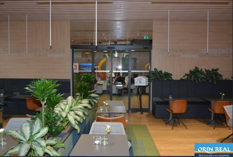 PRENÁJOM NEB.PRIESTORU V POLYFUNKČNOM DOME V CENTRE PEZINKA - Na ulici Moyzesova, obchodné priestory plné zelene, drevených prvkov a pohodlných kresiel.