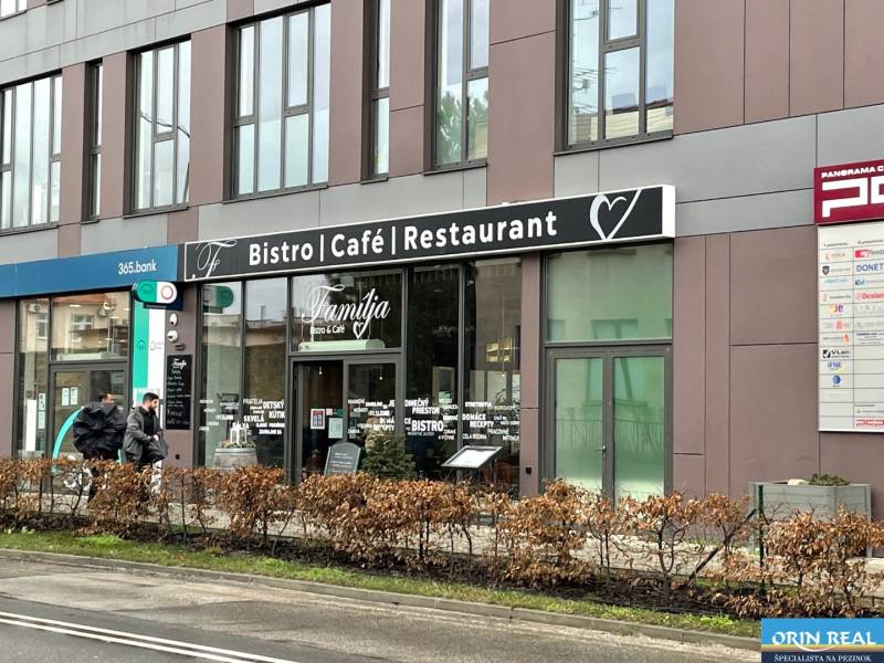 PRENÁJOM NEB.PRIESTORU V POLYFUNKČNOM DOME V CENTRE PEZINKA - Na ulici Moyzesova sú obchodné priestory, vidieť bistro, kaviareň, reštauráciu a banku.