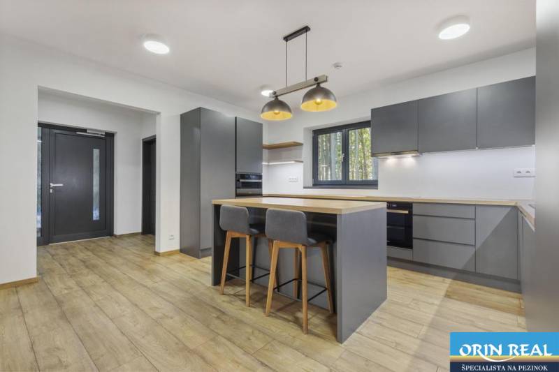 PREDAJ 8 IZB.REKREAČNEJ CHATY - VILY V MODRE HARMÓNII - Moderná kuchyňa s ostrovčekom, drevenou podlahou a závesnými svietidlami, na ulici Piesok.