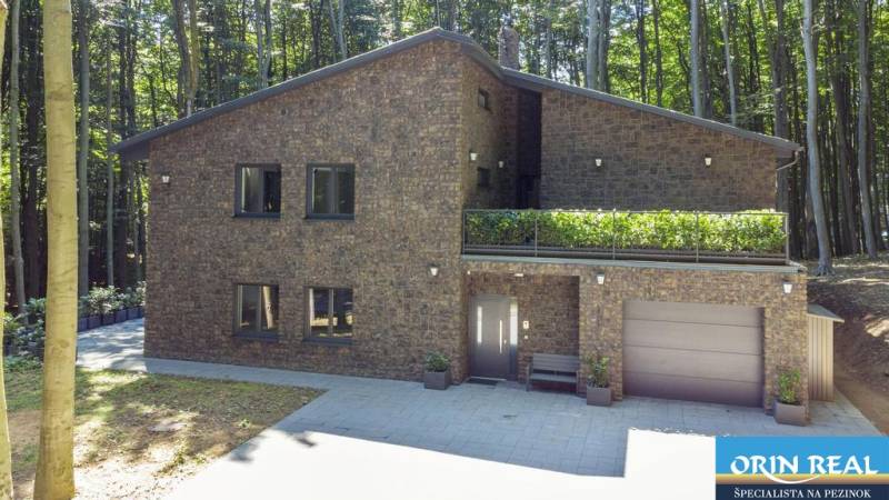 PREDAJ 8 IZB.REKREAČNEJ CHATY - VILY V MODRE HARMÓNII - Chata na ulici Piesok obklopená lesom, s terasou a garážou.