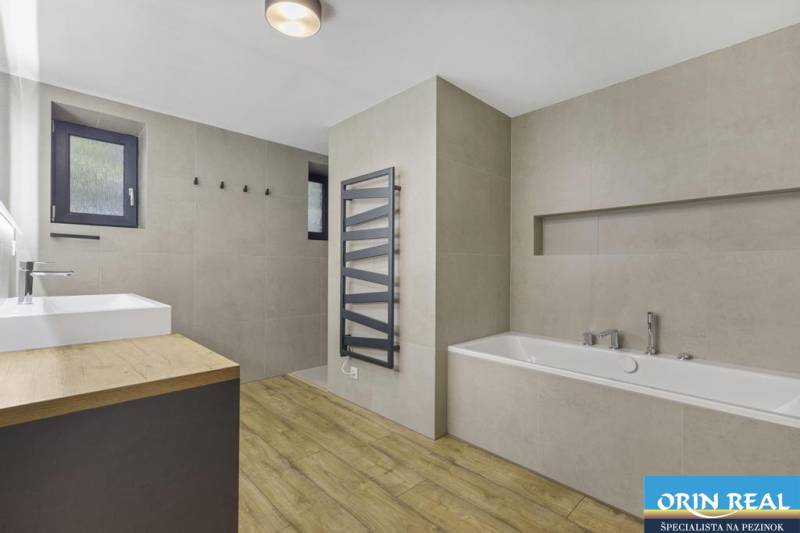 PREDAJ 8 IZB.REKREAČNEJ CHATY - VILY V MODRE HARMÓNII - Moderná kúpeľňa s vaňou a umývadlom, svetlý interiér v lokácii Pezinok.