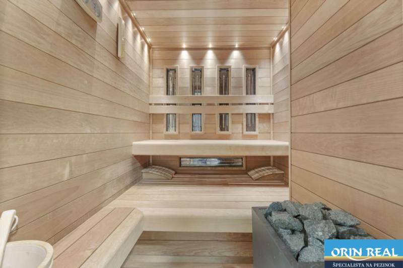 PREDAJ 8 IZB.REKREAČNEJ CHATY - VILY V MODRE HARMÓNII - Interiér drevenej sauny s lavicami, osvetlením a kachľami na relax v Chate.