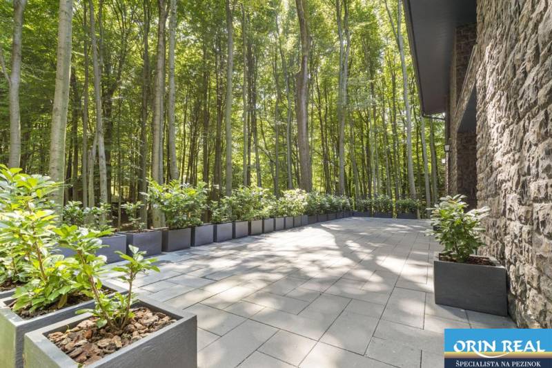 PREDAJ 8 IZB.REKREAČNEJ CHATY - VILY V MODRE HARMÓNII - V krásnom lesnom prostredí, Chata ponúka pokoj a scenériu na ulici Piesok.