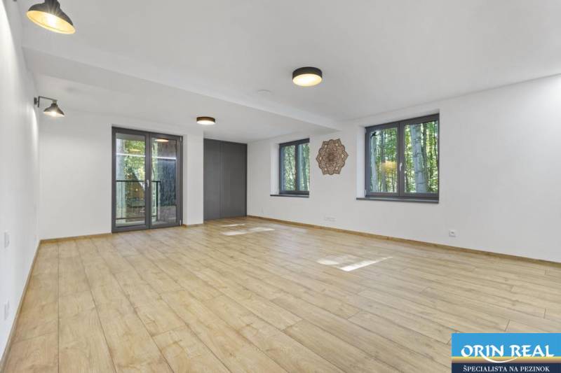 PREDAJ 8 IZB.REKREAČNEJ CHATY - VILY V MODRE HARMÓNII - Priestranná izba s drevenou podlahou, veľkými oknami, na ulici Piesok, ideálna pre chatu.